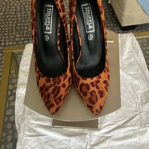 Truffle Collection/ Swede Leapord print pump